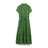 Robe chemise à manches courtes avec col et ceinture, découpes ajourées, broderies et décoration laminée